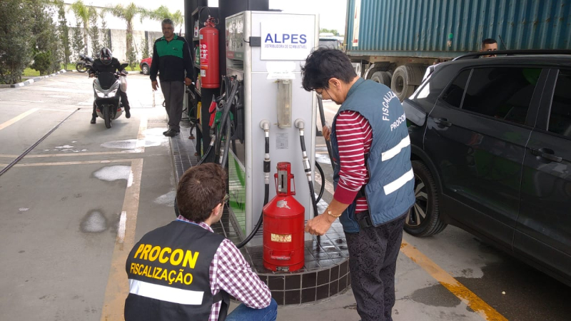  Procon realiza fiscalização na qualidade e quantidade dos combustíveis vendidos em Navegantes