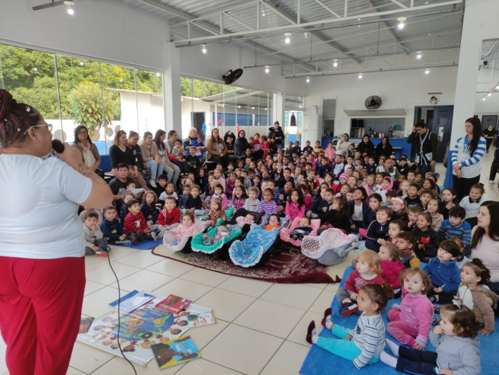 Contação de histórias é atração no “Mês das Crianças” nas creches municipais de Navegantes