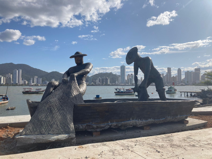 Monumento em homenagem aos pescadores em novo local