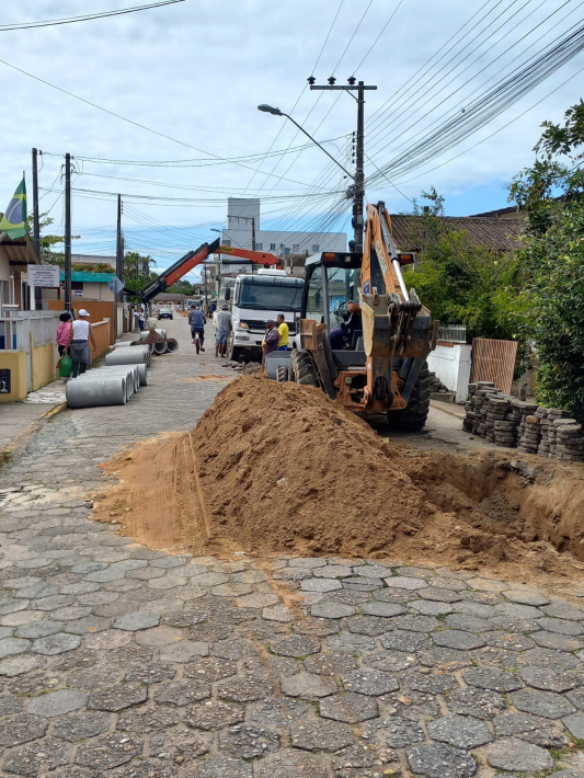Secretaria de Obras realiza troca de tubulação do sistema de drenagem no bairro São Pedro