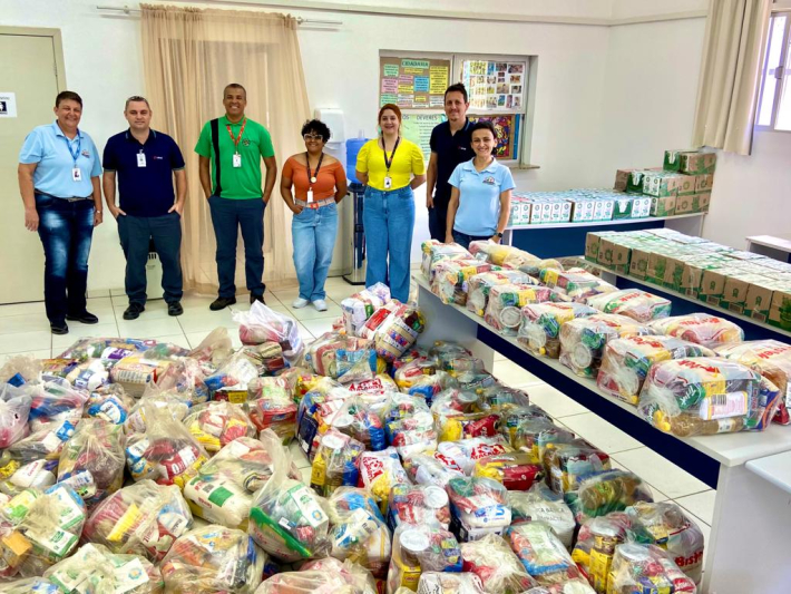Secretaria de Assistência Social recebe doação de cestas básicas da empresa Lear