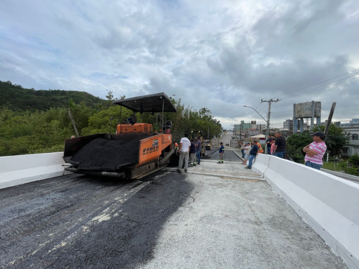 Ponte que liga Navegantes a Penha recebe asfalto e será liberada para tráfego esta semana