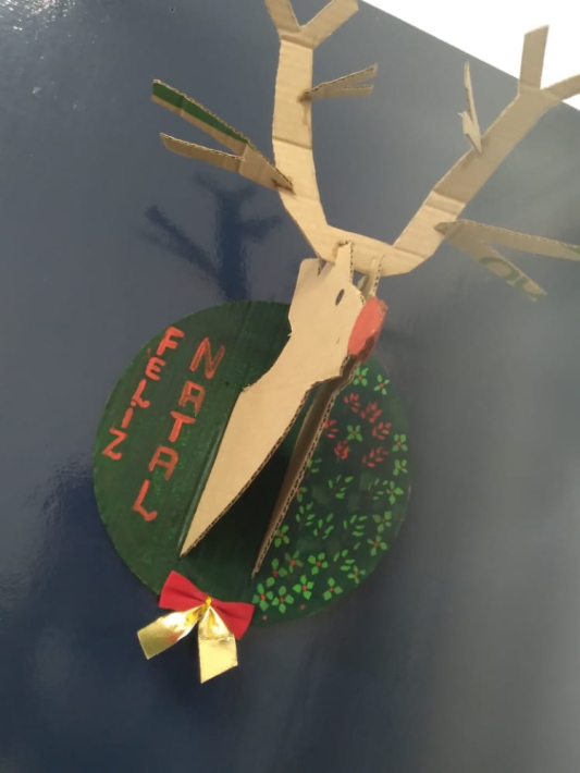 Estudantes decoram escola com temas natalinos a partir de lixo reciclável