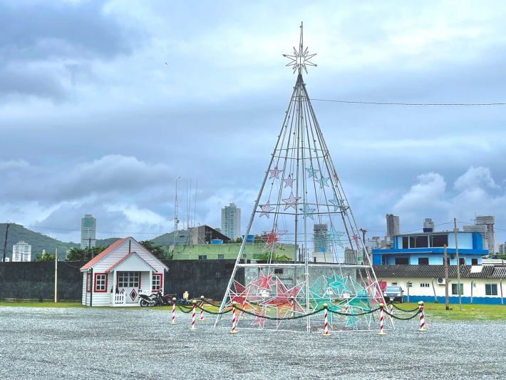 Navegantes dá início à montagem da Vila do Papai Noel na Arena de Eventos no Pontal