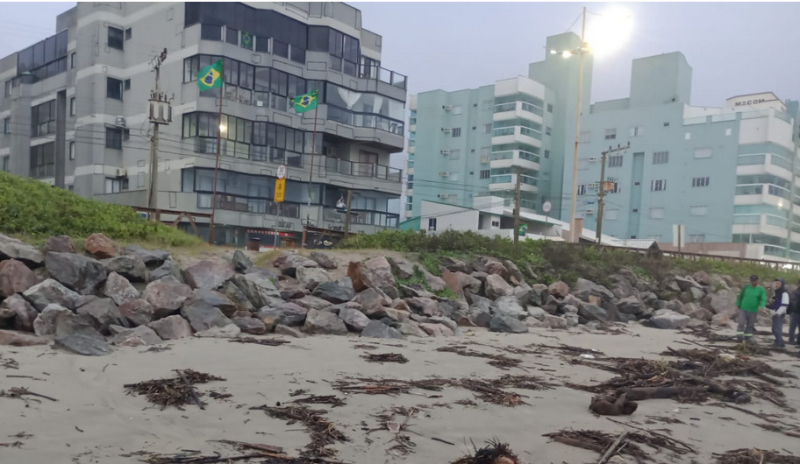 Prefeitura intensifica o serviço de limpeza na praia devido excesso de sujeira trazida pelas fortes chuvas