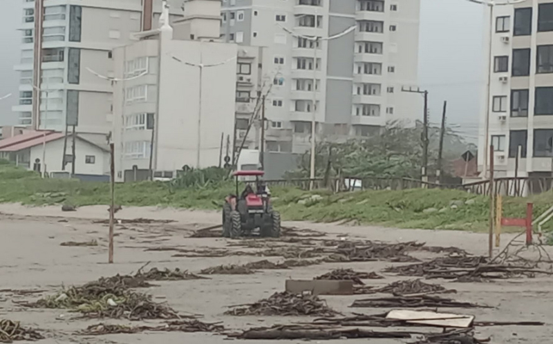 Prefeitura intensifica o serviço de limpeza na praia devido excesso de sujeira trazida pelas fortes chuvas