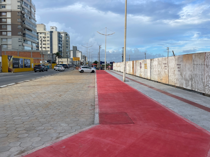 Secretaria de Obras realiza o recuo de tapumes e libera calçamento a pedestres e ciclistas na praça Central em Navegantes
