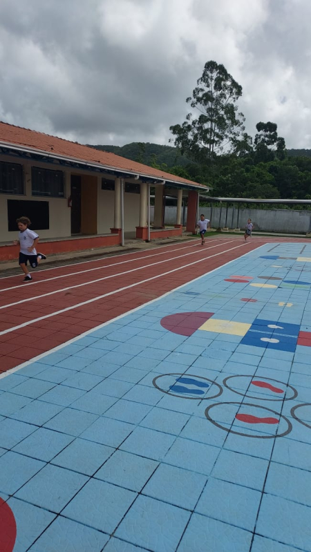 C.E.M. Profª Leonora Schimtz instala pista de atletismo e de brincadeiras populares para alunos da rede municipal