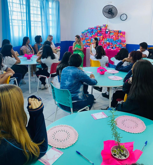 Alunas da Escola Municipal Profª Maria Hostim da Costa participam de palestra do projeto Absorvendo Ideias Entre Elas