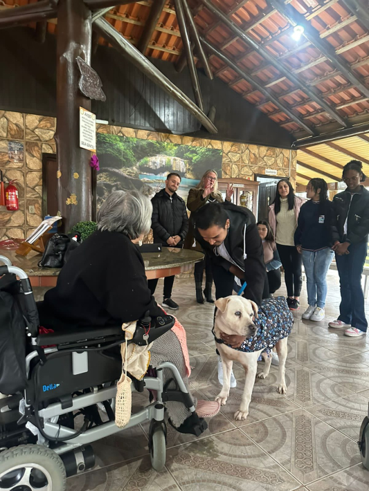 Vereadores Mirins visitam Lar Divina Providência acompanhados de cães do DABA