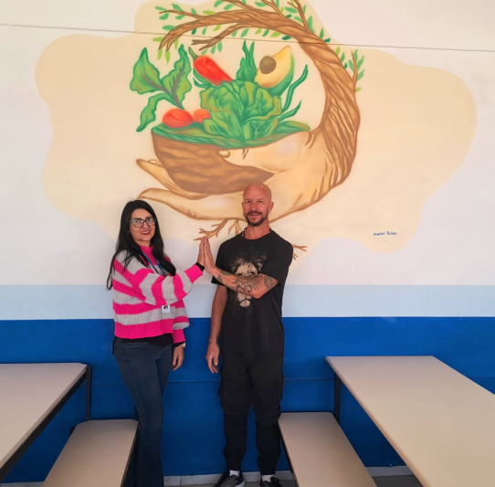 Escola Maria Hostim desenvolve trabalho artístico no refeitório