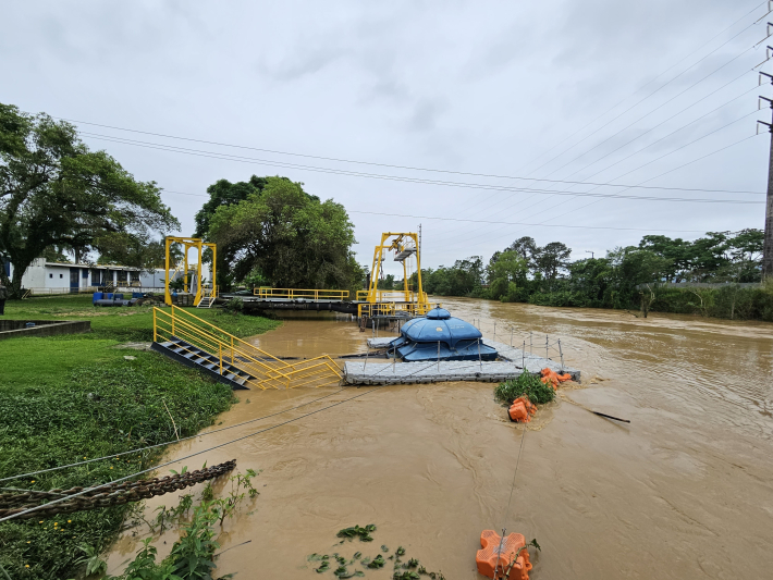Chuvas dificultam o tratamento de água e afetam o abastecimento em Itajaí e Navegantes