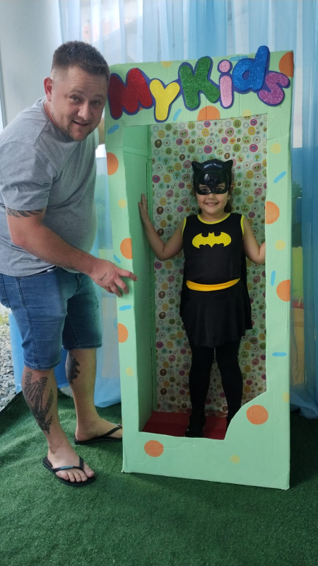 Crianças e familiares vestem fantasia de super-heróis em escola de Machados