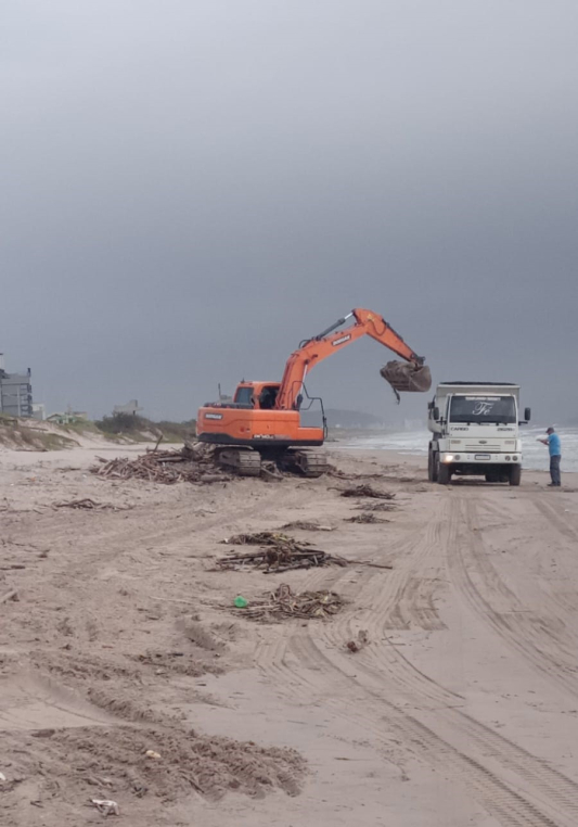 Coleta de resíduos é trabalho constante nas praias de Navegantes