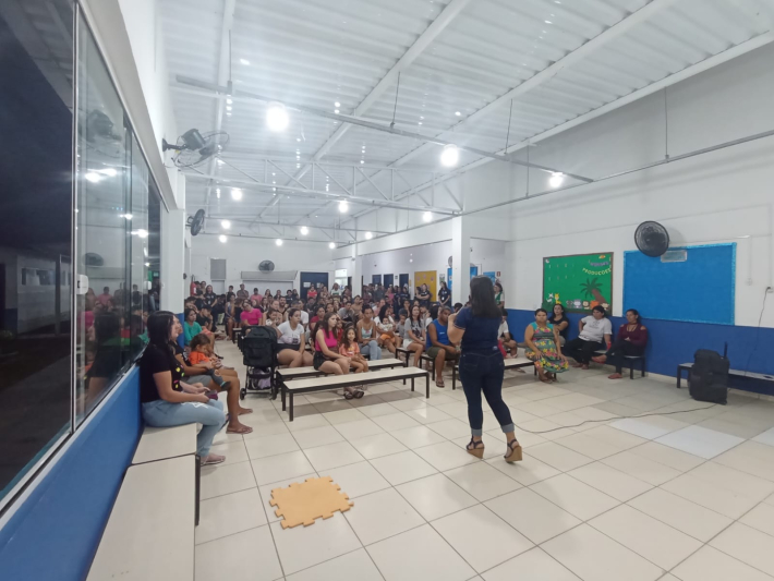 Agentes de endemia realizam palestra sobre a dengue para pais de alunos das escolas municipais