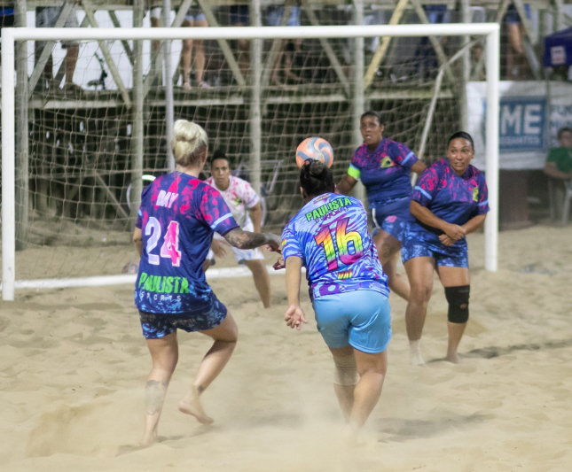 Categoria feminina veteranas estreia no futebol de areia de Navegantes
