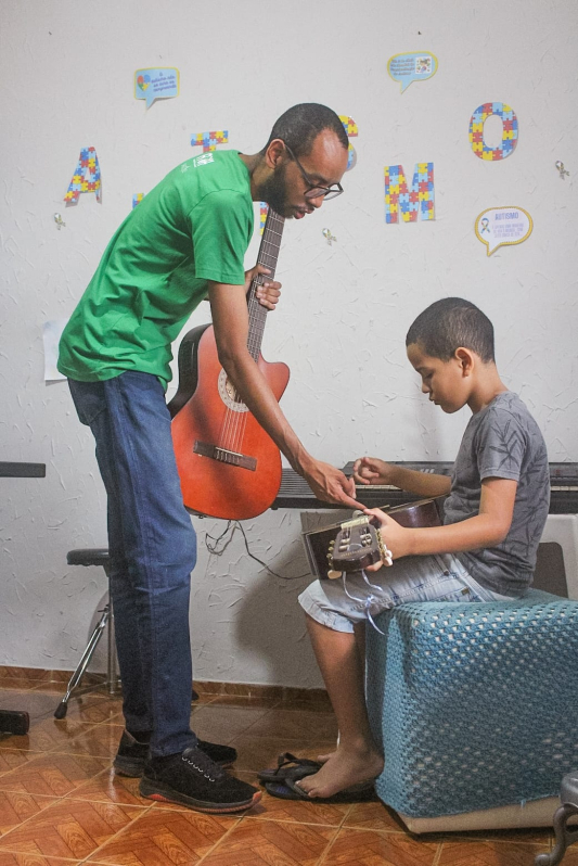 Fundação Cultural oferece aulas de violão para alunos da AMA