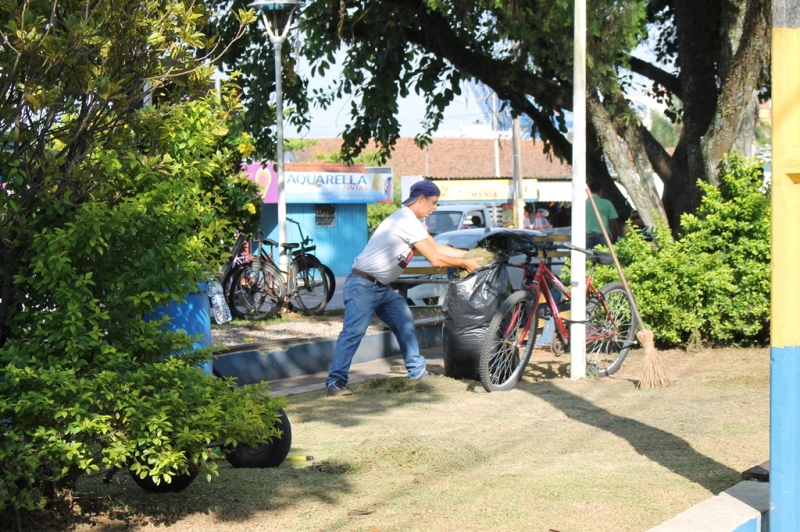 Obras intensifica trabalhos de limpeza urbana no Centro da cidade
