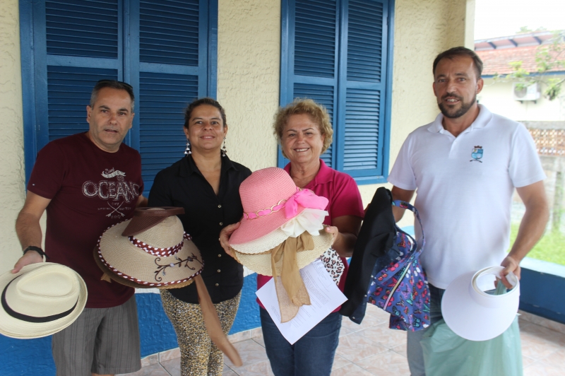 Setor de Fiscalização da Prefeitura realiza doação de chapéus para a RFCC