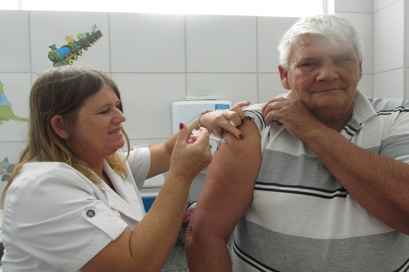 Grupos prioritários são vacinados contra a gripe nas Unidades Básicas de Saúde