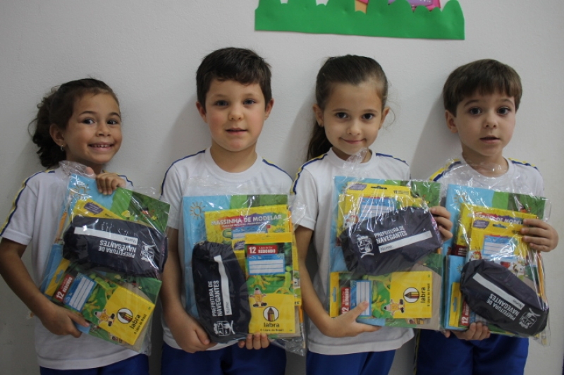 Educação realiza entrega de kits de material e uniforme escolar