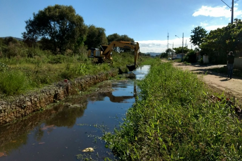 Obras realiza limpeza do canal de drenagem da Radial Ivo Silveira