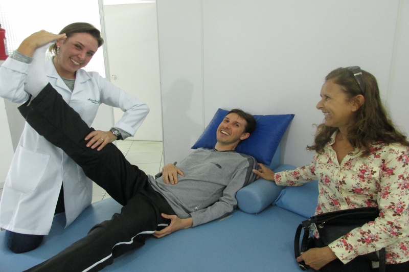 Profissionais do CEFIR contam com o apoio familiar nas sessões de fisioterapia dos pacientes com deficiências físicas