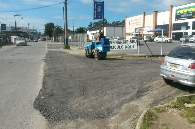 Obras realiza melhorias no acostamento das ruas Orlando Ferreira e José Francisco Laurindo