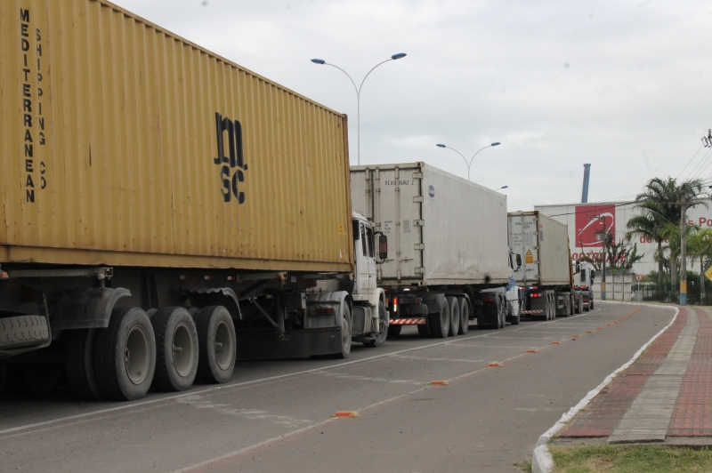 PRF e Navetran organizam fila de caminhões na entrada de Navegantes