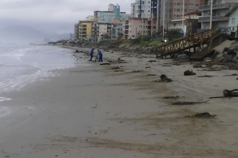 Equipes trabalham para não deixar acumular entulhos na praia