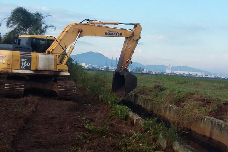 Obras realiza limpeza do canal de drenagem do bairro São Paulo