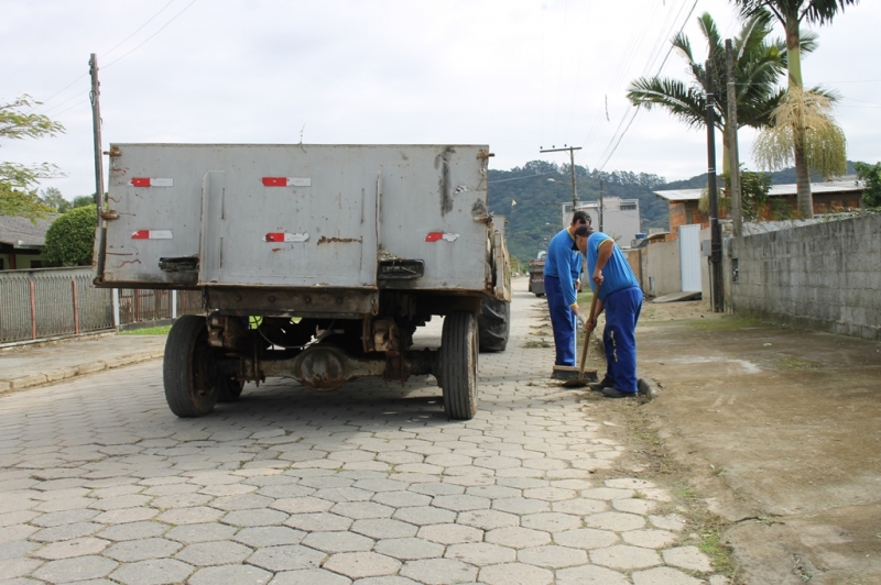 Obras realiza melhorias e limpeza urbana no bairro Gravatá