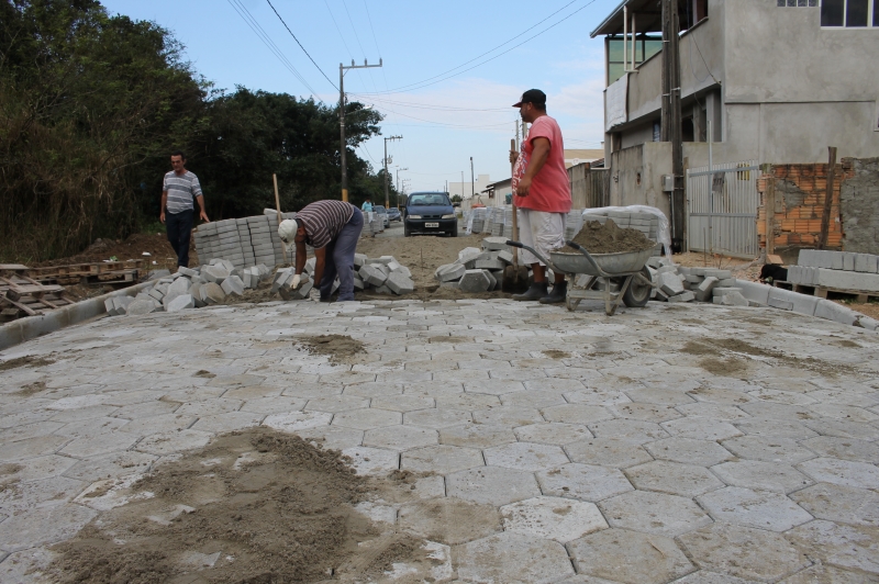 Pavimentações beneficiam moradores da Meia Praia, São Paulo e São Domingos