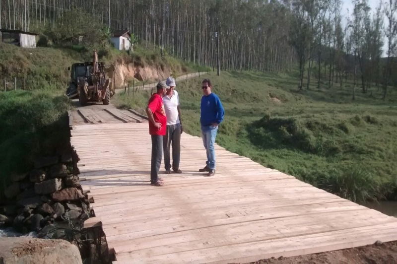 Municípios de Navegantes e Luiz Alves reconstroem Ponte de Garuva
