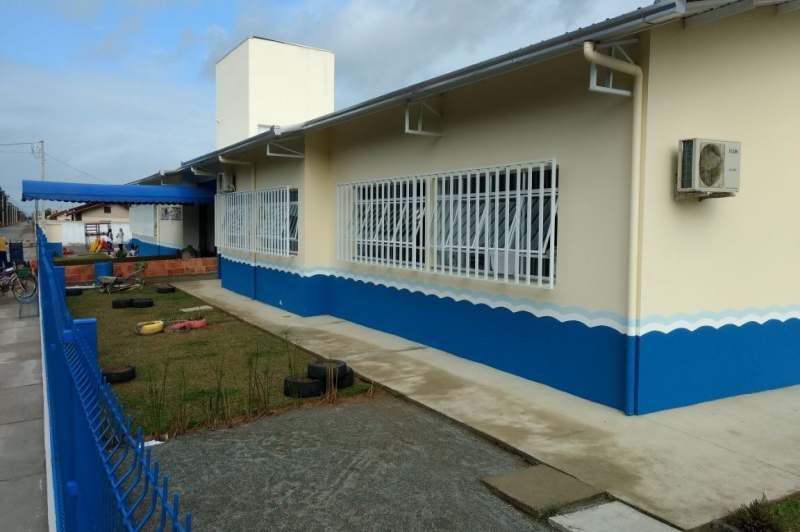 Prefeitura realiza entrega de nova escola em Meia Praia e economiza R$ 144 mil por ano