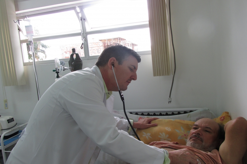 Médico cubano é destaque em atendimento na Policlínica de Machados