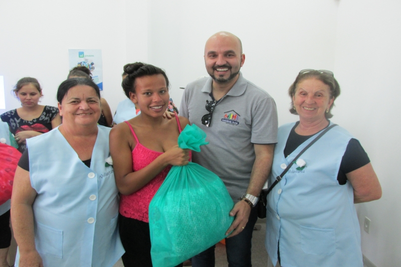 Gestantes recebem Kits de enxoval confeccionados por voluntárias da Assistência Social
