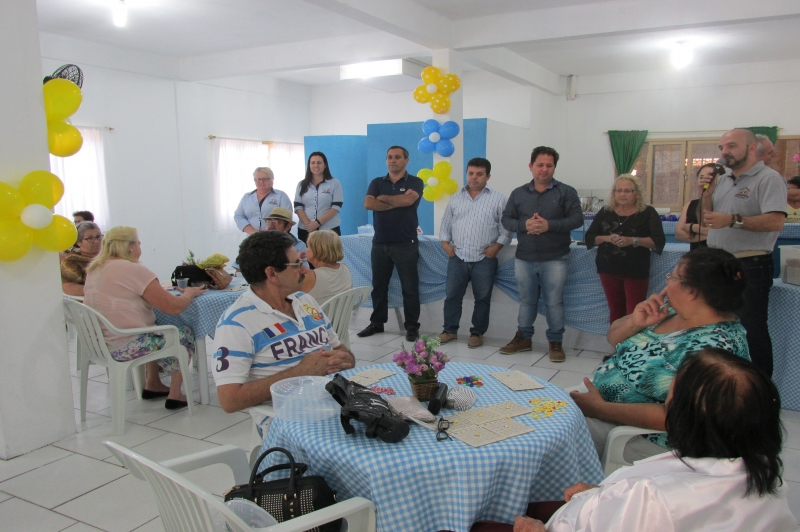 Assistência Social entrega novo mobiliário para grupo de Idosos