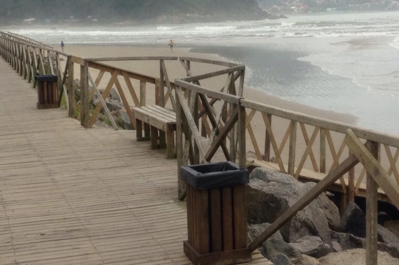 Município instala novas lixeiras ecológicas no calçadão da praia