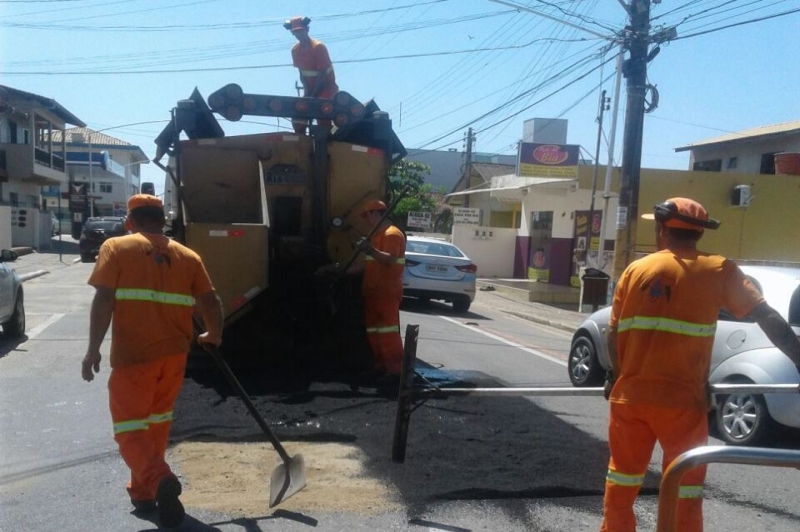 Obras realiza operação tapa buracos na região Central do município