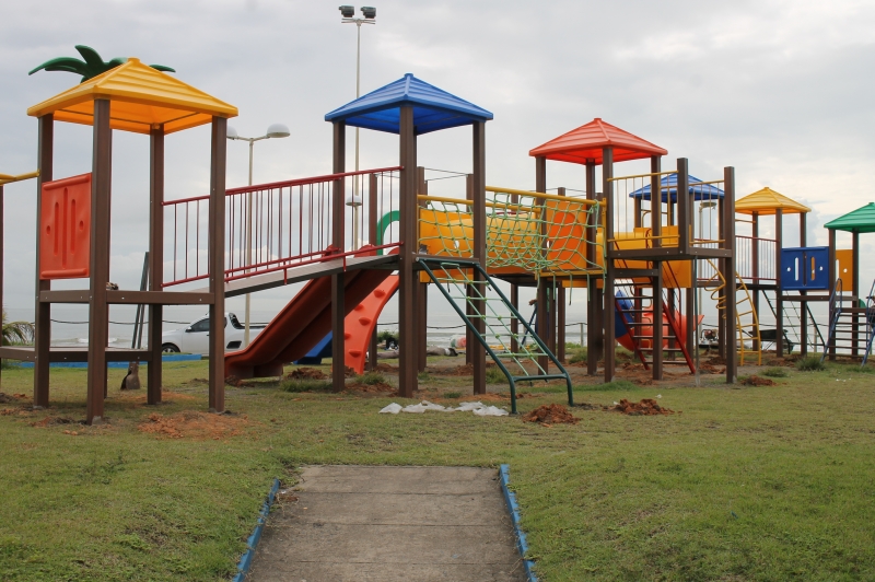 Parque infantil é instalado na Praça da Praia Central 