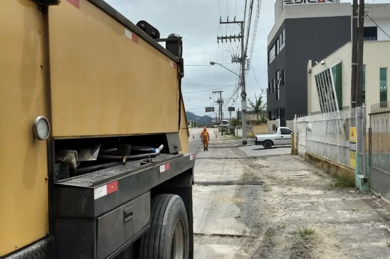 Obras realiza consertos nas vias asfaltadas do município