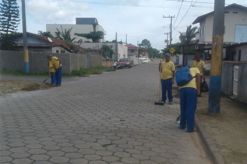 Equipes de limpeza urbana percorrem região central do município