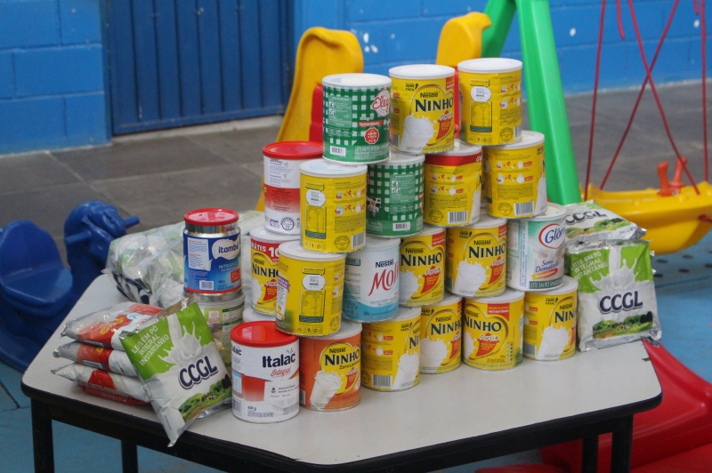 FME e Portonave iniciam a entrega de 2 mil latas de leite nas creches de Navegantes