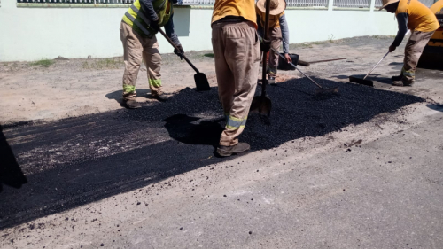Operação tapa buracos em vias asfálticas continua no município
