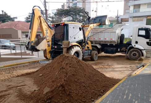 Prefeitura realiza drenagem e pavimentação na Rua Jorge Lacerda