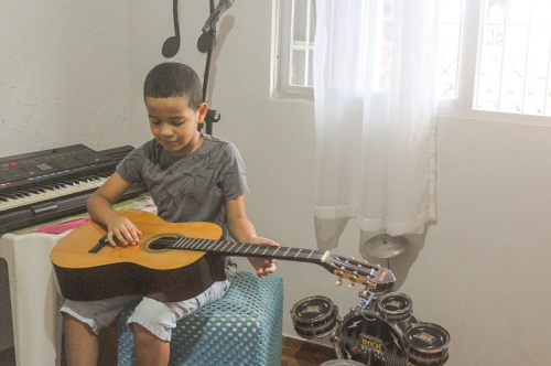Fundação Cultural oferece aulas de violão para alunos da AMA